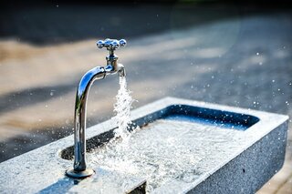 Schone kraan waar water uit komt